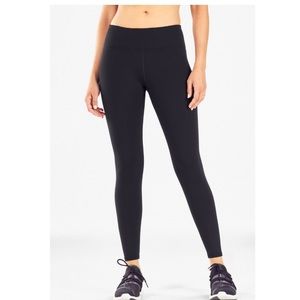 Mid-Rise PowerHold® Legging - L / Short | 26
